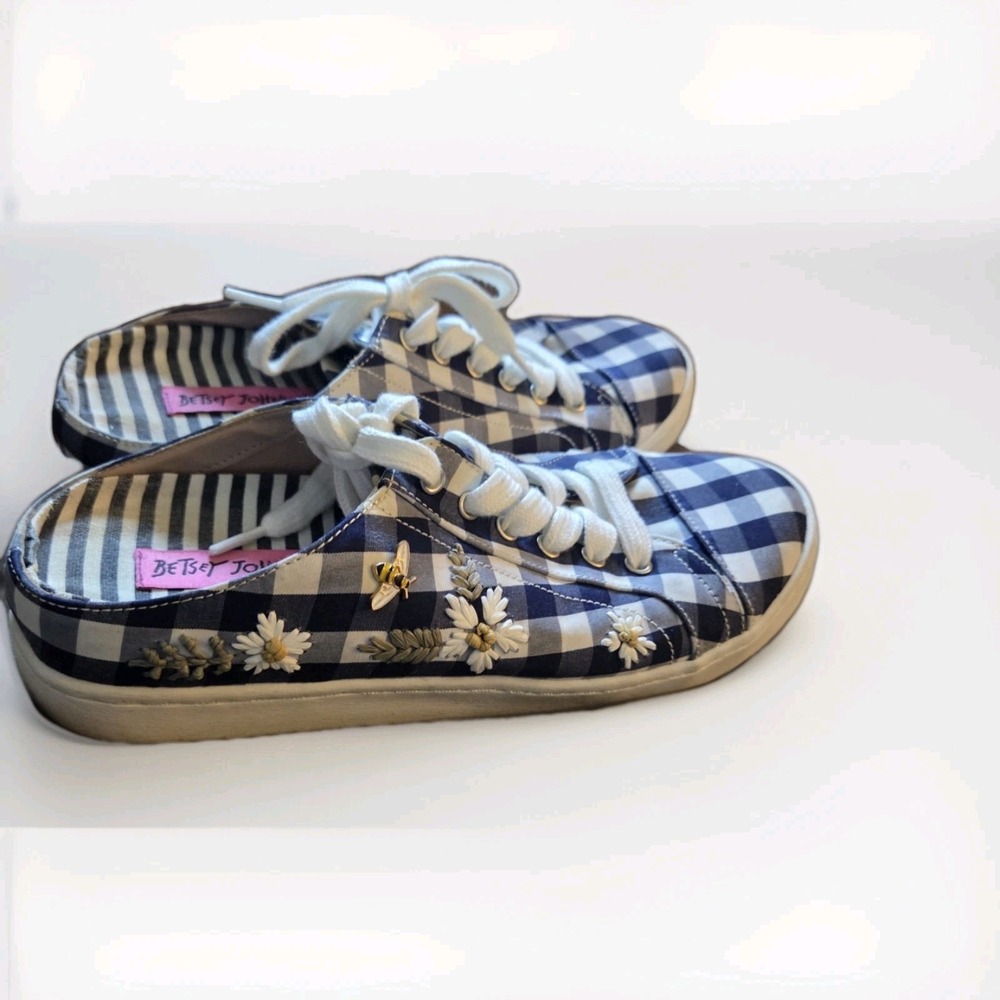 Betsey Johnson Edna Gingham Daisy Bee Embroidered Sneakers Blue White 7.5M**